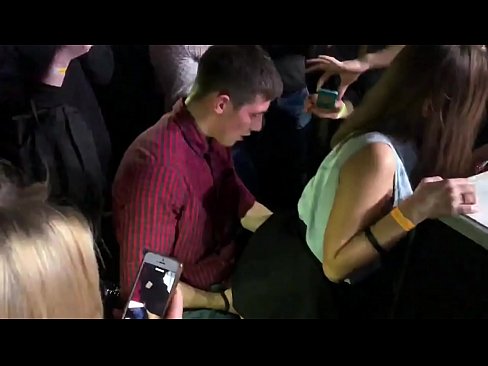 ❤️ ロシアのナイトクラブでリアルセックス。18歳のロシア人少女がナイトクラブで肛門と膣を犯される ️ ポルノvk ❌️
